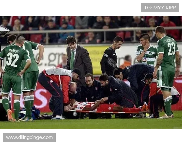 足球明星在比赛中突然晕倒引发关注视频播放瞬间令人心痛