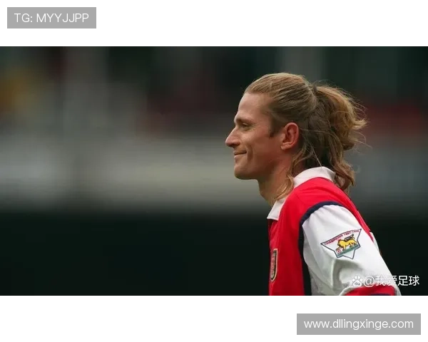 绿茵场上的传奇人生：一位足球明星的奋斗与荣耀故事