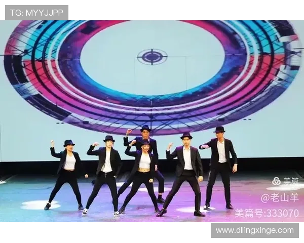 足球明星双手叉腰展现自信风采的精彩瞬间与背后故事